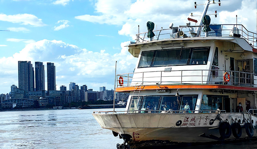 人民网记者 张隽摄武汉市中华路码头.人民网记者 张隽摄武汉轮渡与长