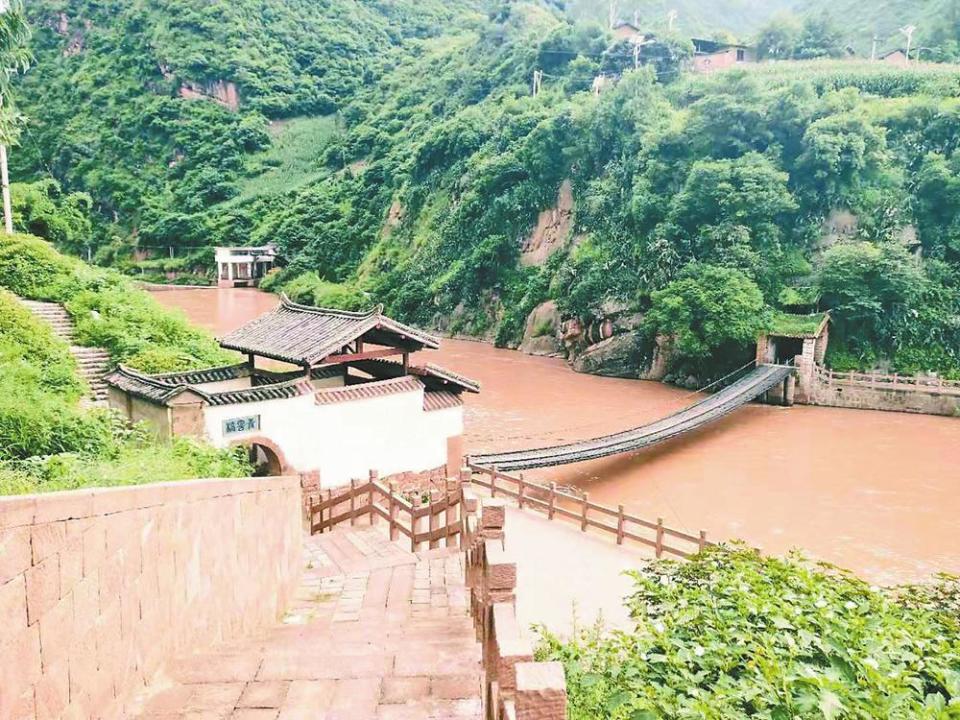 部青云桥又叫链子桥,位于云南省大理白族自治州云龙县城南郊沘江之上