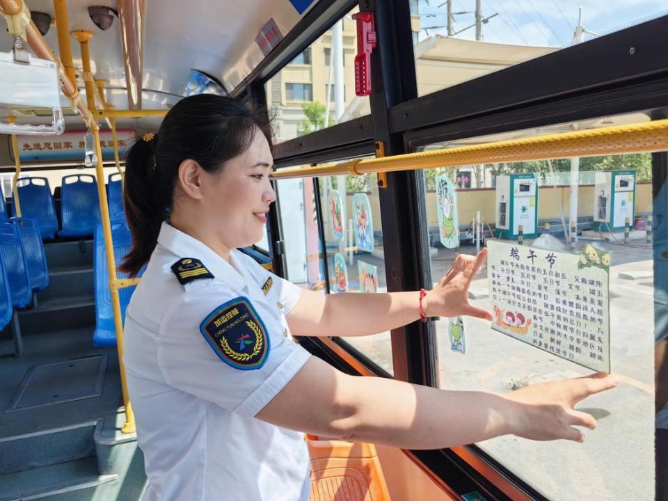 一走进904路公交车,车厢两侧张贴着手绘的卡通端午插画,这些插画以生