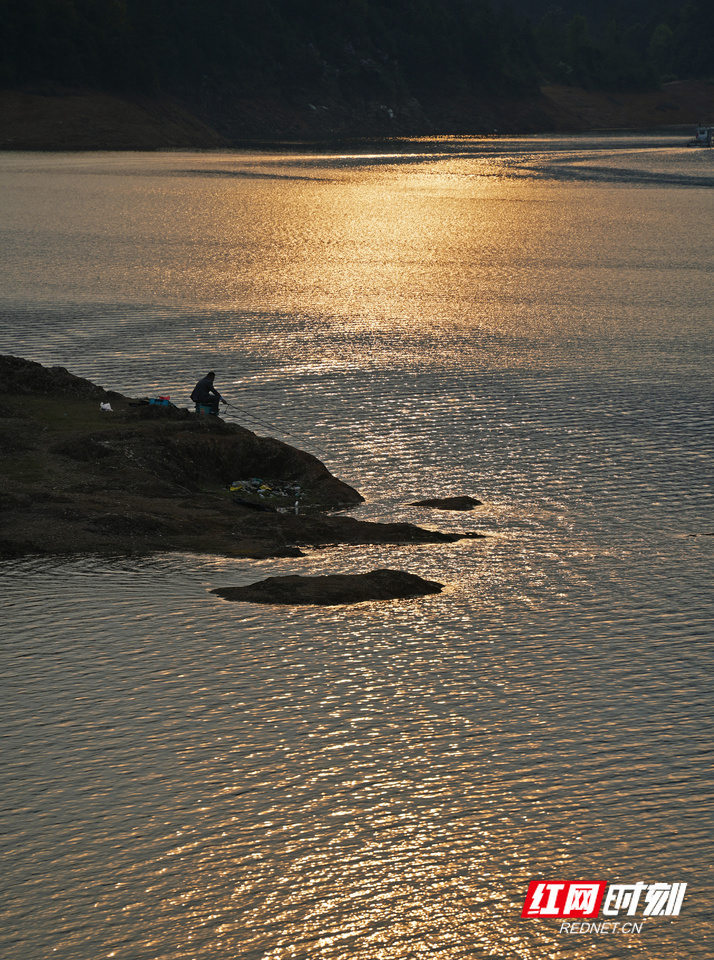 组图衡山九观桥水库落日余晖湖光潋滟宛若水墨画