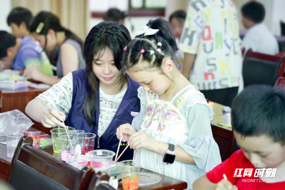合拍的00后·三下乡｜非遗课堂传技艺，纸浆画、剪纸绘童心