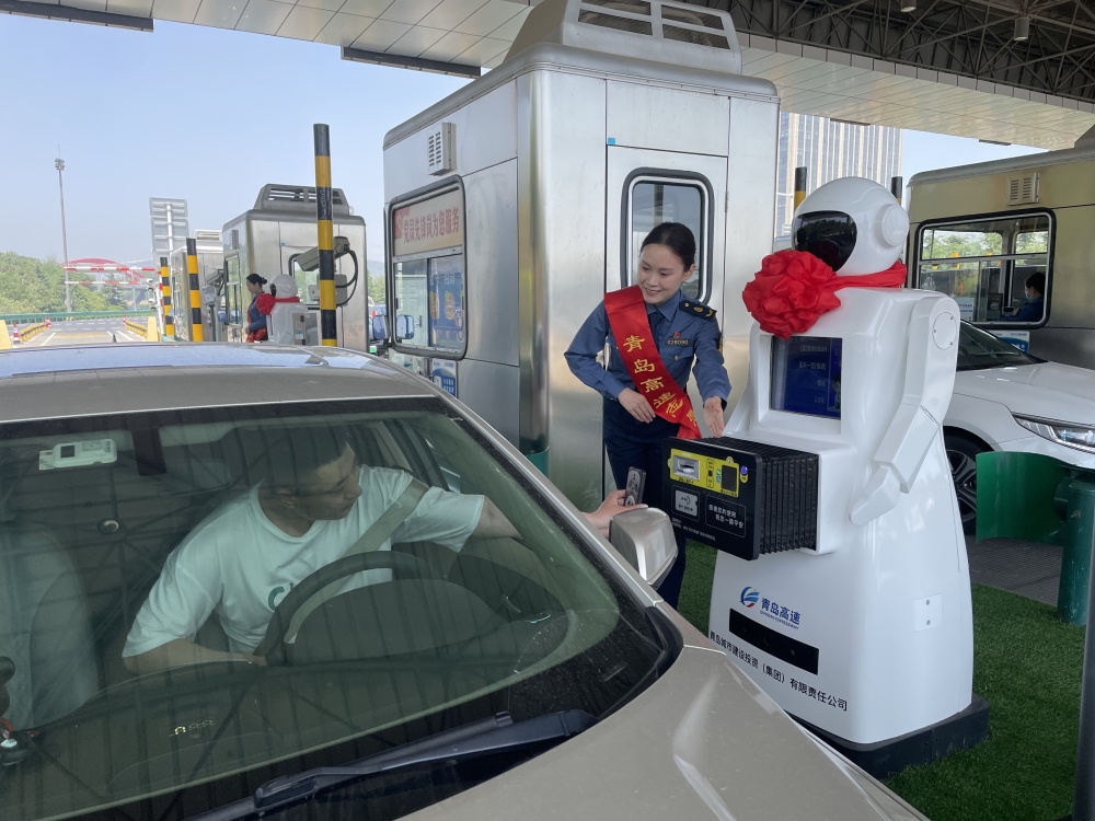 萌萌哒山东首款人形智能车道收费机器人亮相青岛东收费站
