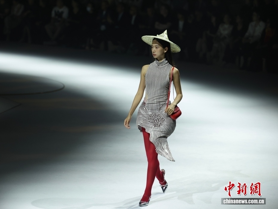 2025中国国际时装周闭幕大秀举行_腾讯新闻