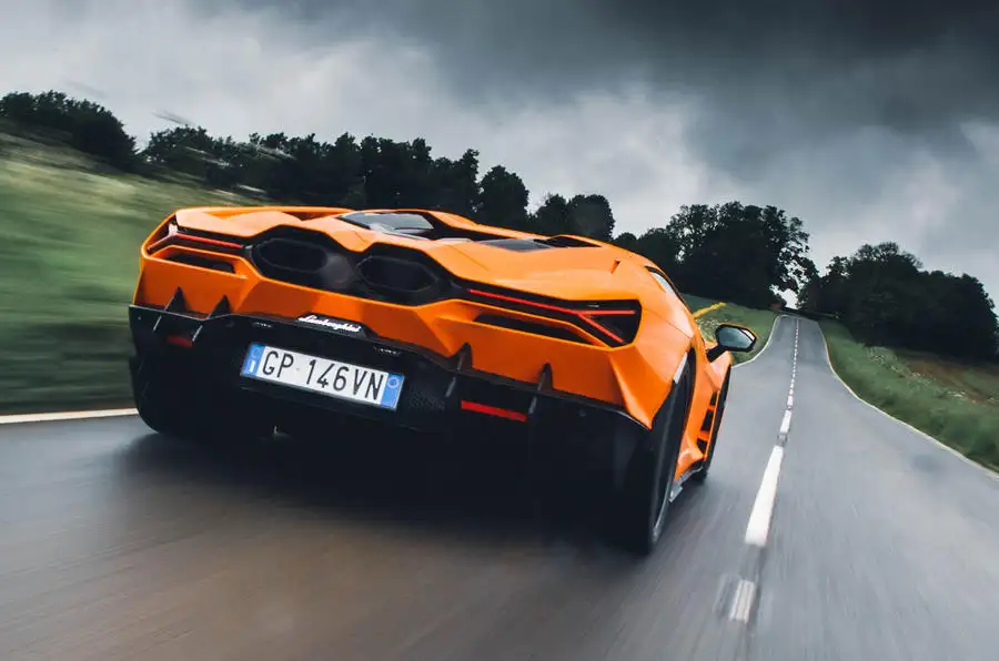 前端区域依旧是标志性的一键启动按钮和仪式感十足的换挡机构,刺激着