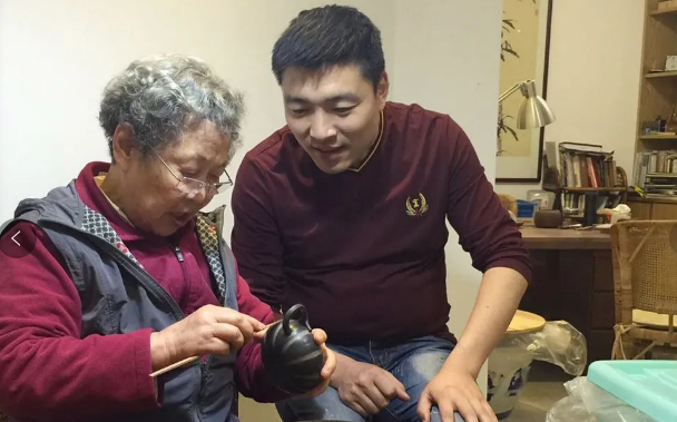 许冠新生于紫砂之都江苏宜兴的陶艺世家,自幼耳濡目染,受到紫砂艺术的