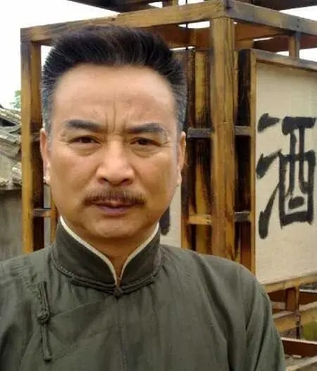 演员岳跃利:与前妻离婚后,为女儿16年不结婚,如今咋样了?