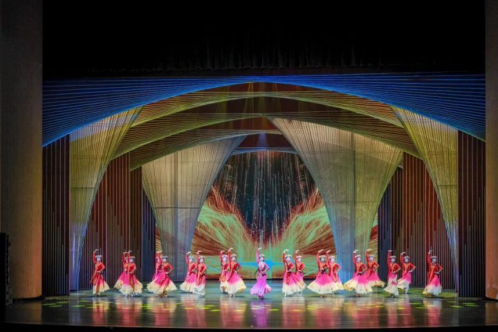 大型音舞诗画《掀起你的盖头来——新疆是个好地方》浙江站炽热展演