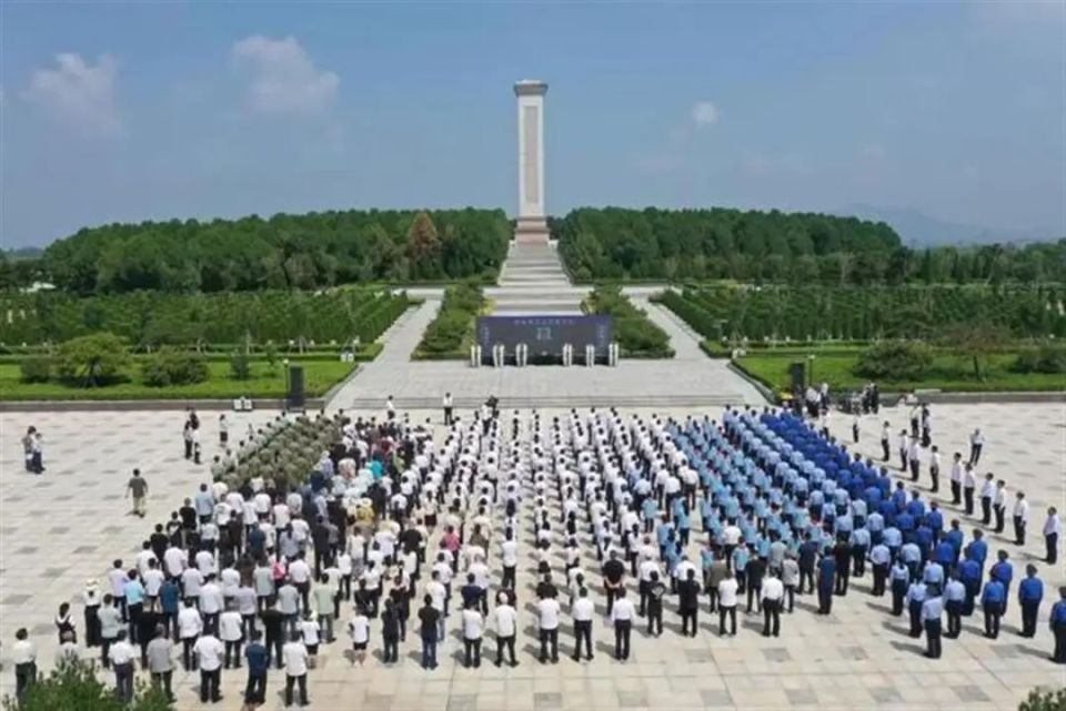 勇救3名落水儿童的英雄栾留伟魂归故里，安葬在烈士陵园，亲属获100万元慰问金_腾讯新闻