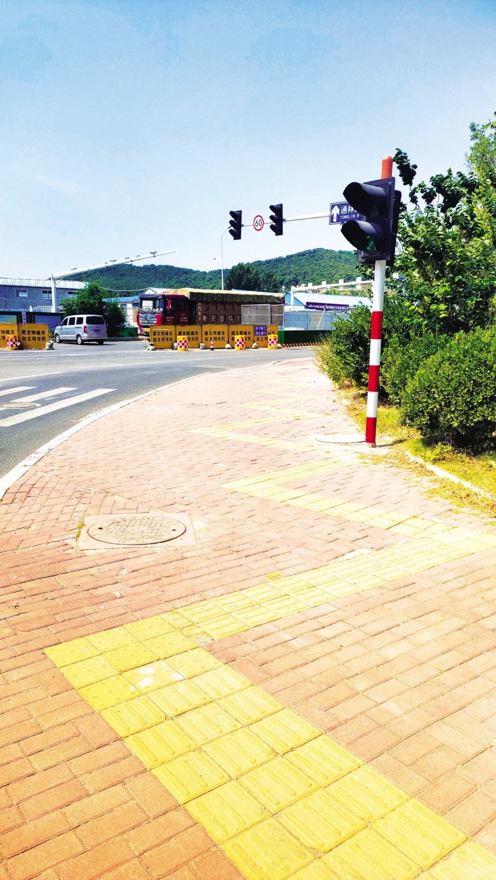 芝罘区一处十字路口处以"之"字形曲折铺开