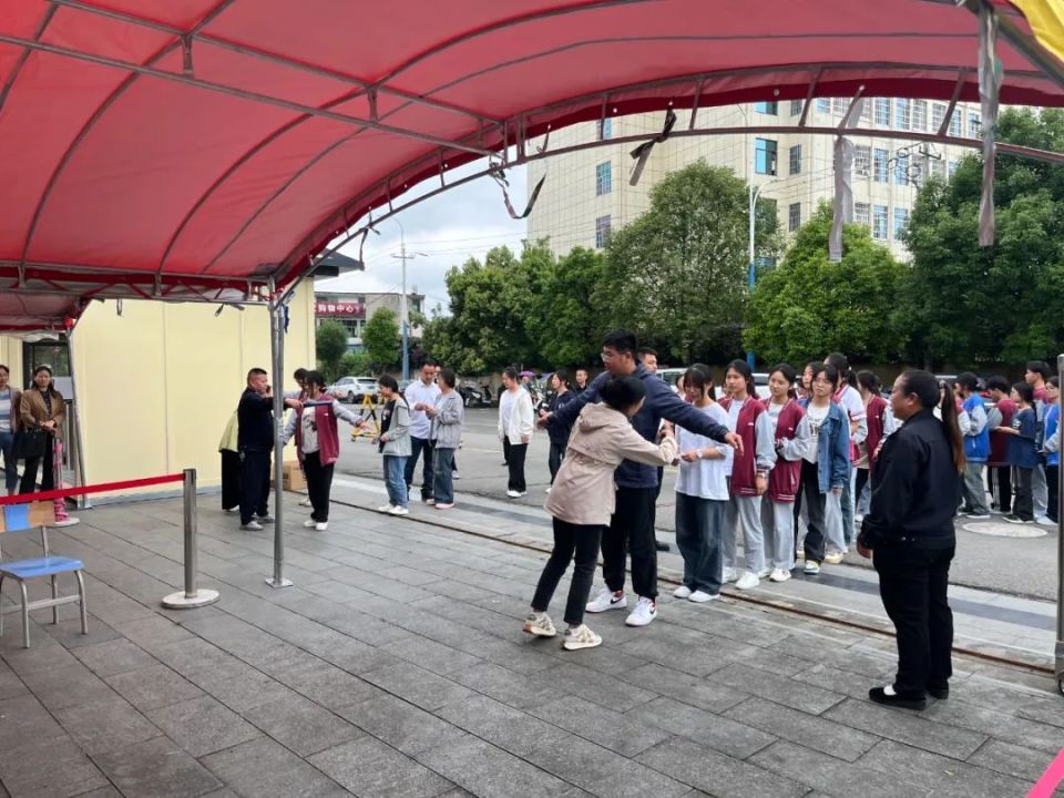 关岭召开2024年高考考前调度工作会