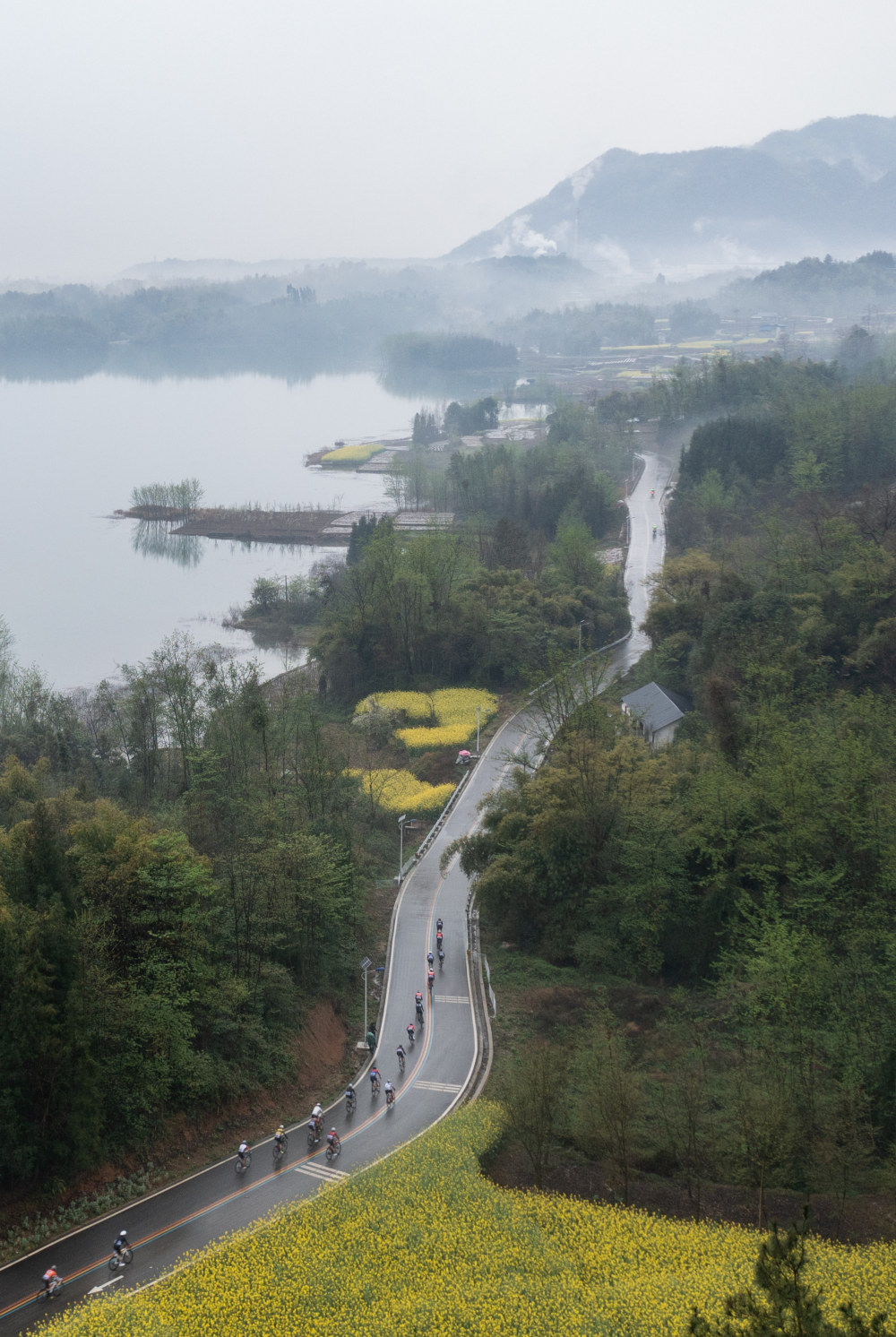 新华社记者 江宏景 摄3月24日,选手们骑行在环白水湖绿道上