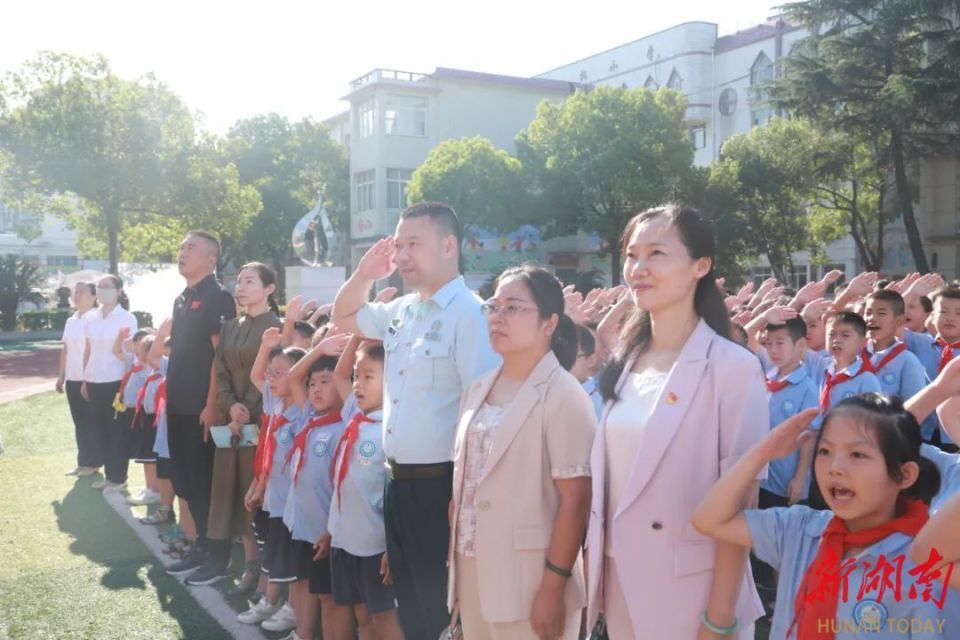 湘机小学校长图片