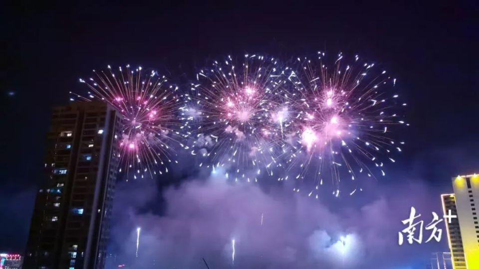 图集:"繁花"绽放!恩平锦江河上演璀璨烟花之夜