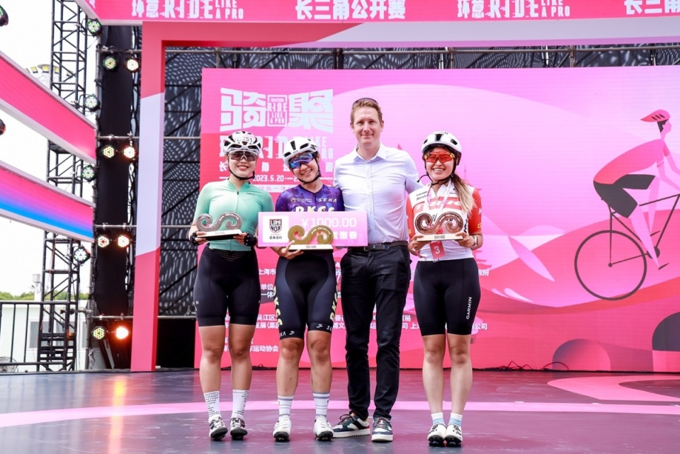 首日经典绕圈赛，上演风与力量的极速较量，尽显运动无穷魅力_腾讯新闻