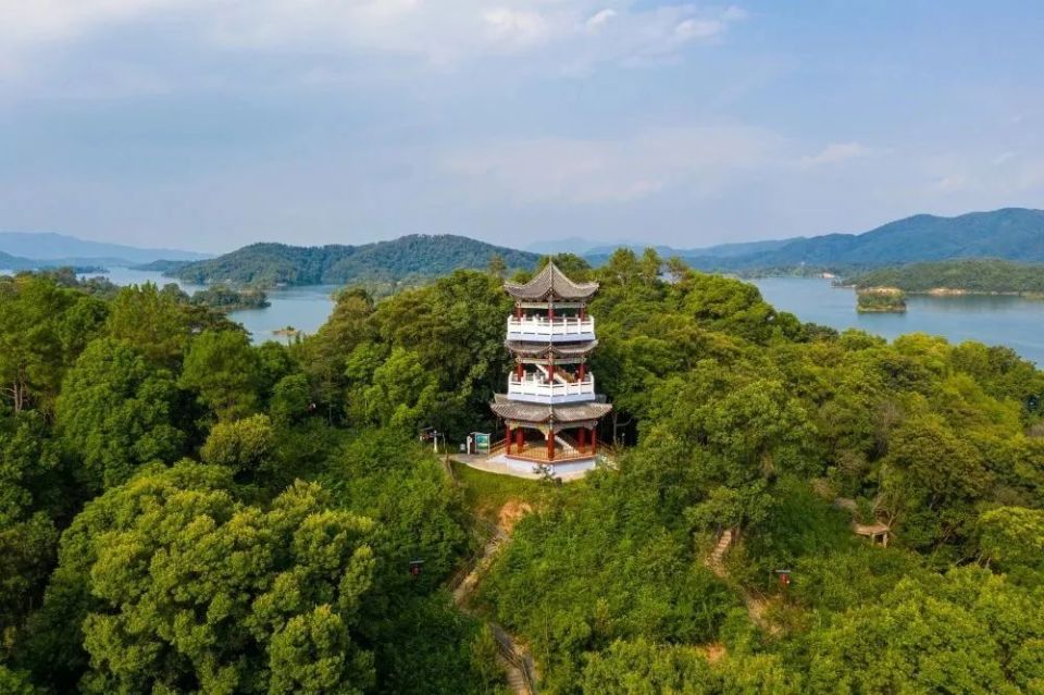 水月湾是万绿湖内有亲水泳场和水上娱乐的旅游区,被誉为万绿湖最美丽