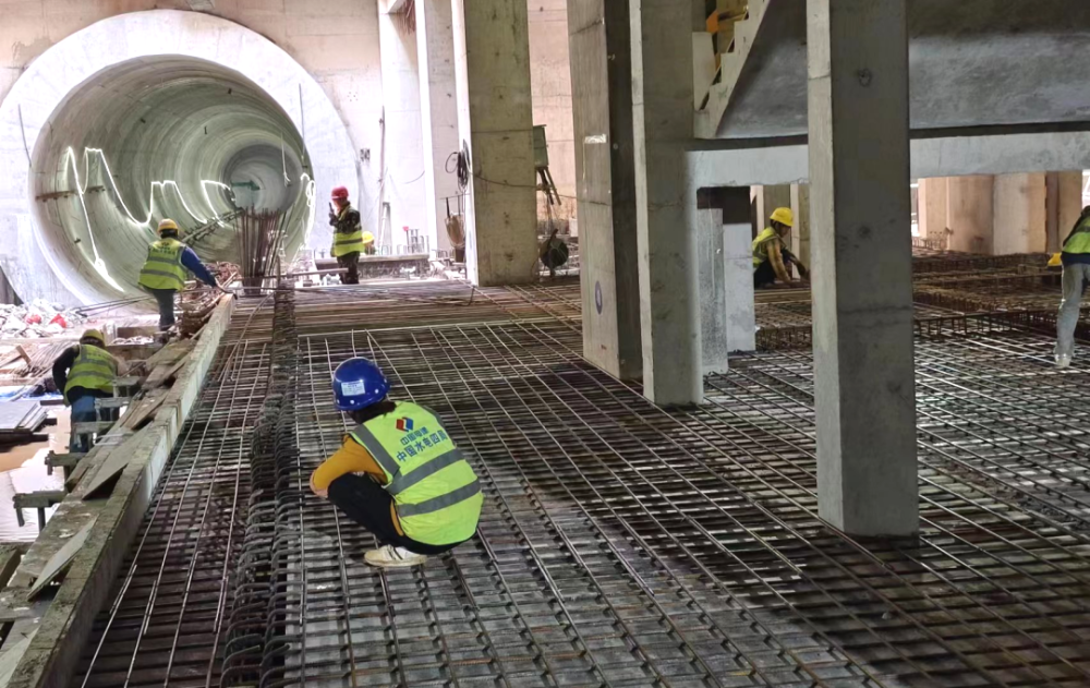 为车站,区间后续施工及检查人员提供了安全可靠的人行通道