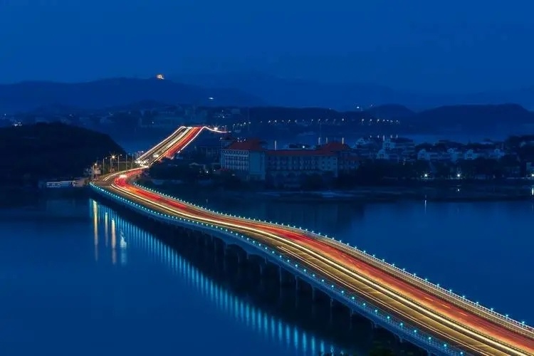 谁成为鬼跳楼者还是喊不跳不是人者三观正和好环境才是根本