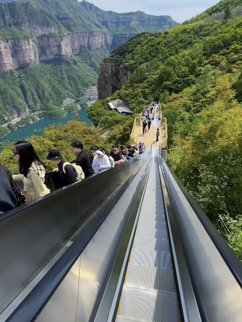 河南景区建近30部电梯免费开放 有人质疑过度开发