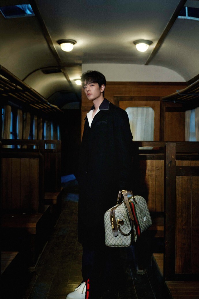 出发机场的现场人山人海,遭遇围堵的肖战反应敏捷,大声呼喊维持秩序.