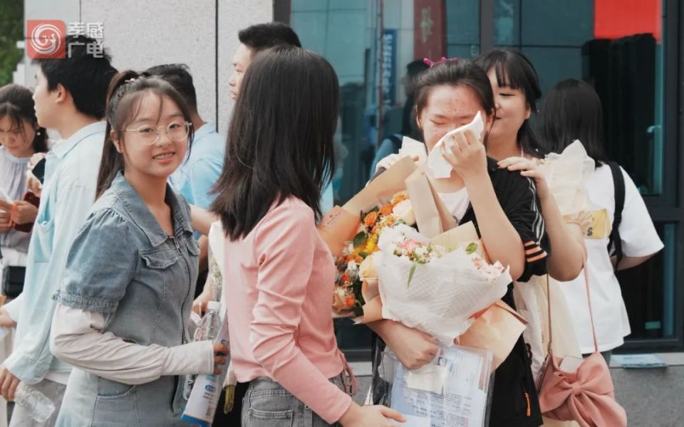 哭泣,拥抱,然后挥手告别走出考场的孩子们走上人生新旅程孝感市35239