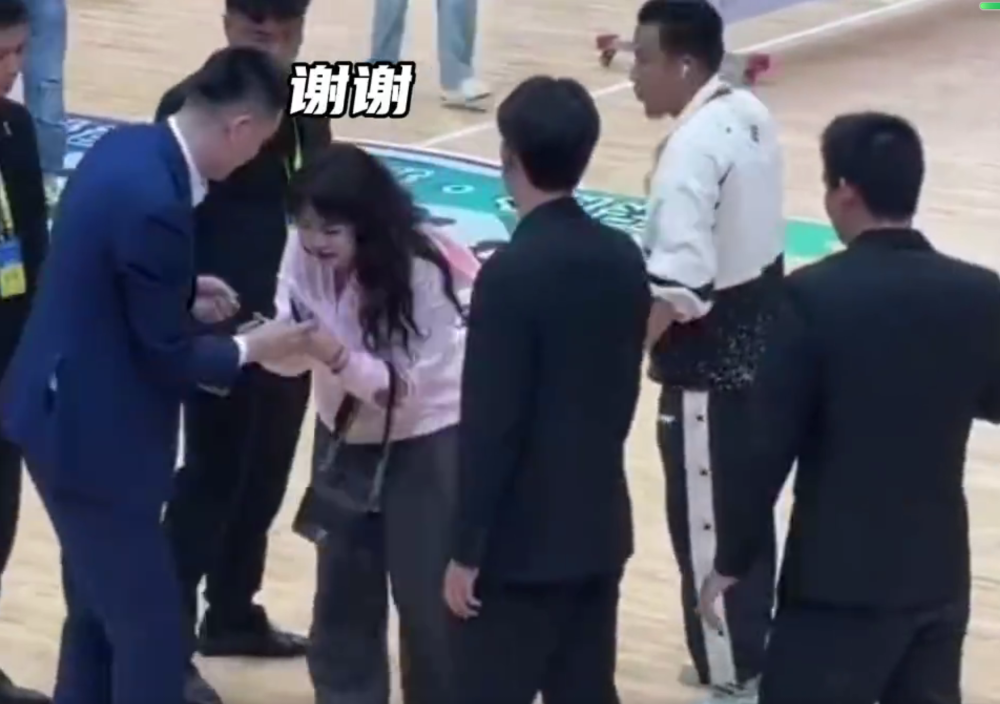 护花使者美女球迷冲进球场追星杨鸣被锁喉杨导喝止保安为她签名