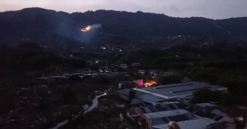 重庆北碚歇马街道突发山火目前明火已被扑灭