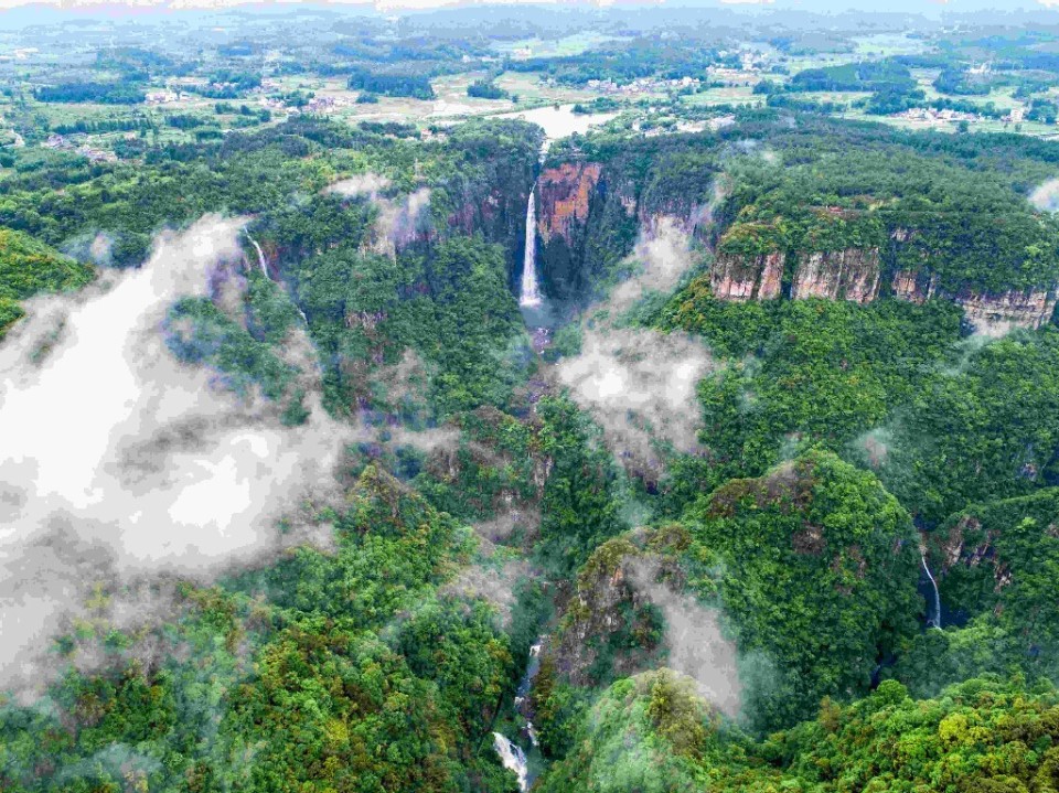 【深读韶关】韶关乳源:"绿色长城"初现高山峡谷,万米防火林穿越群山