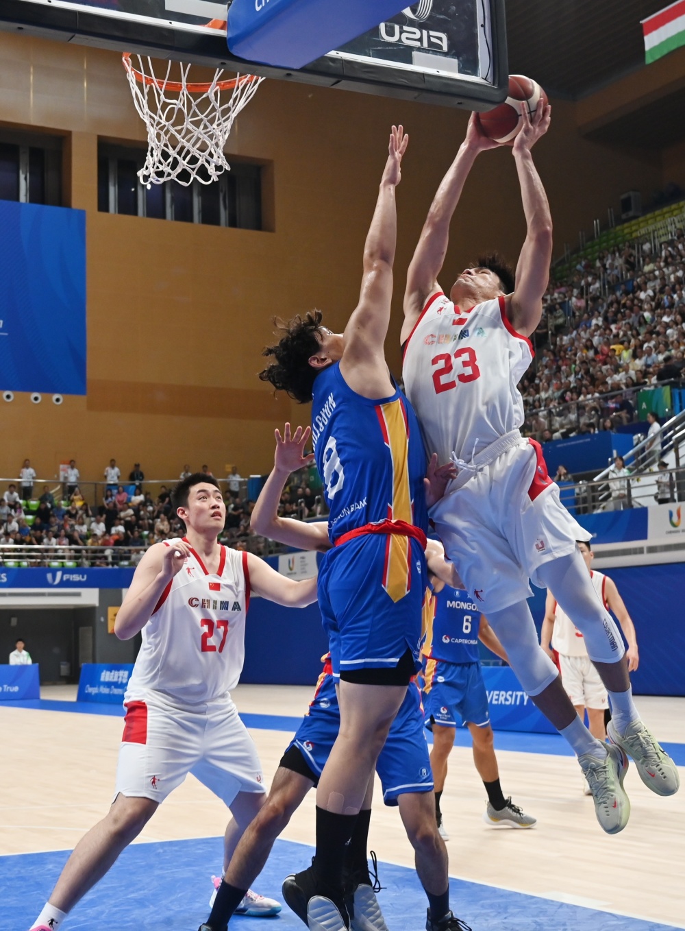 首胜中国大学生男篮排位赛险胜蒙古队陈国豪用胜利回馈成都观众