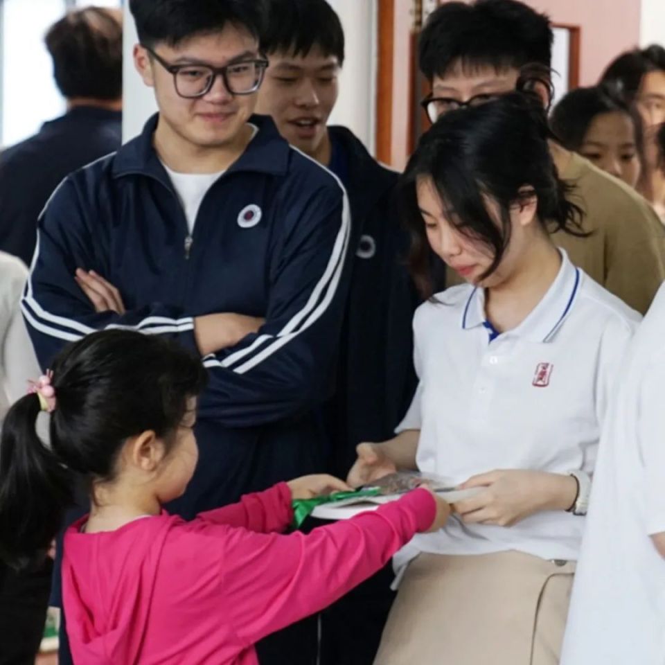 向明中学校园的操场上也"长"出幼儿园小朋友啦!