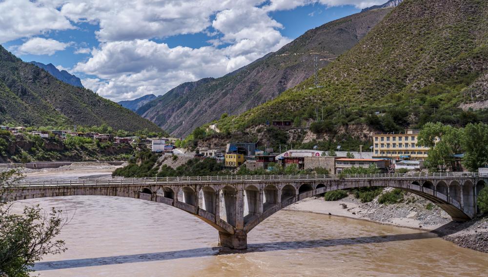 一城跨三省,景色美如画,这里是g317上的最美县城"昌都江达"