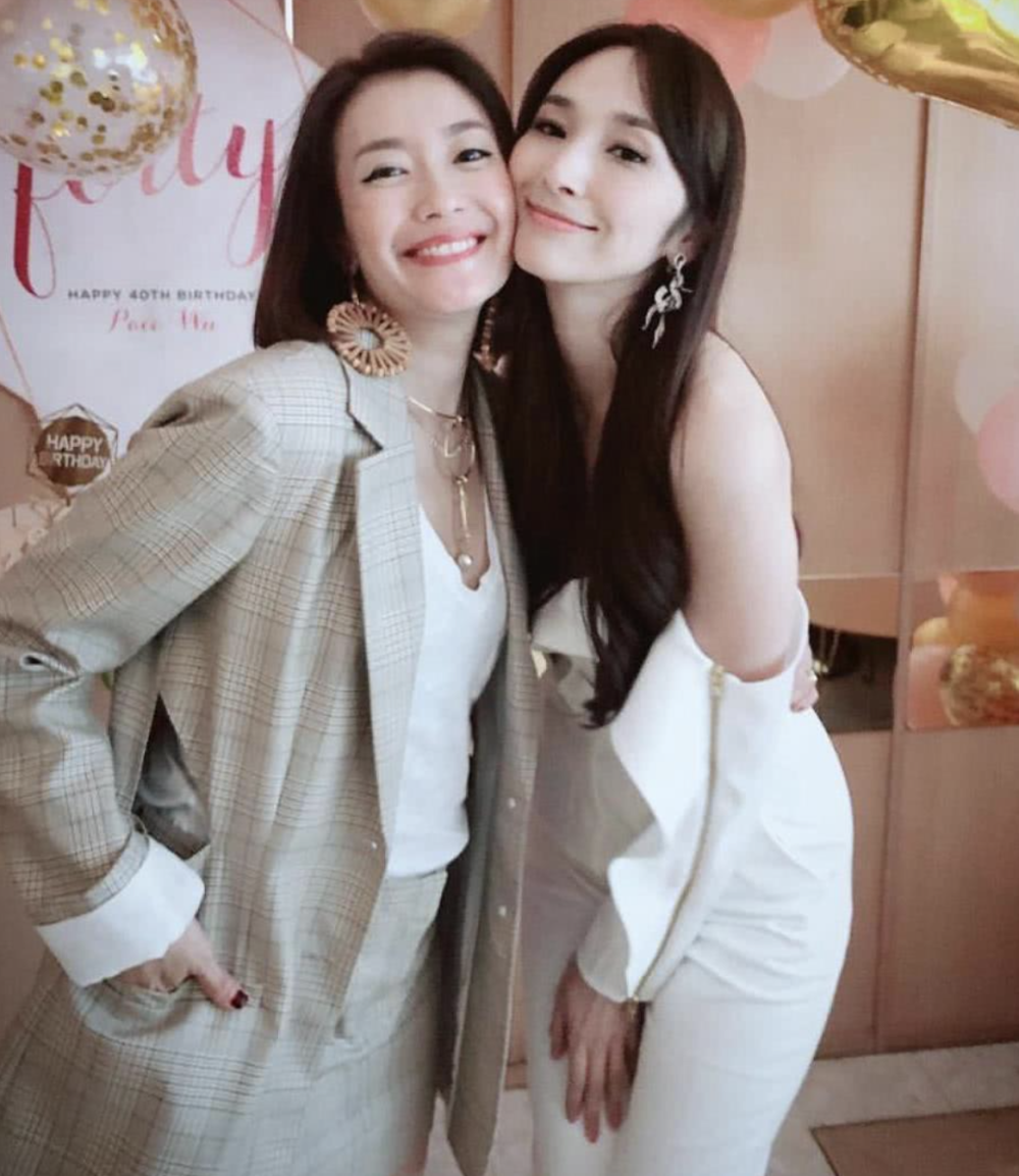 45岁吴佩慈罕见现身好友生日派对!传身家已有五十多亿?