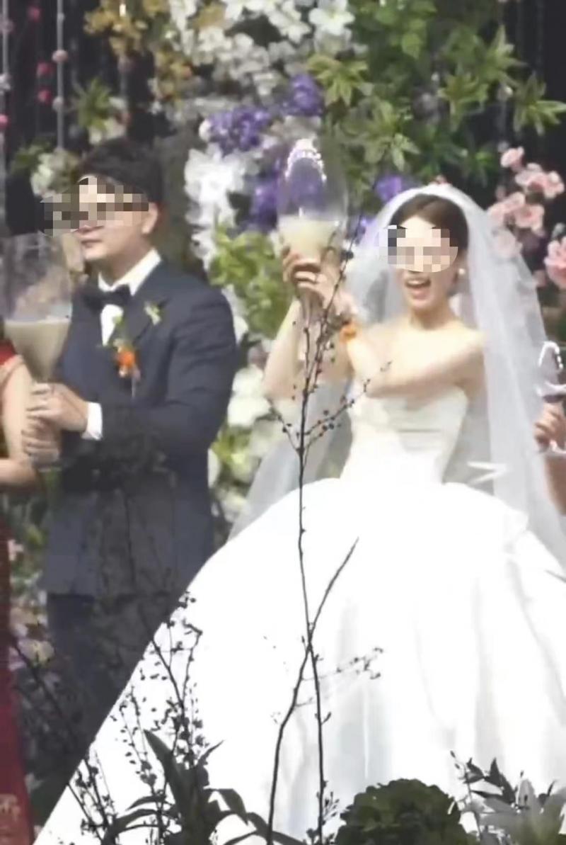 一些新人办婚礼选择用奶茶“敬酒” 有新娘称希望以此规避强迫灌酒_腾讯新闻