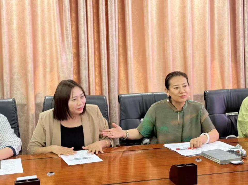 灯下稿事三十春案头育人千百名记倾情付出的银龄教师周丽