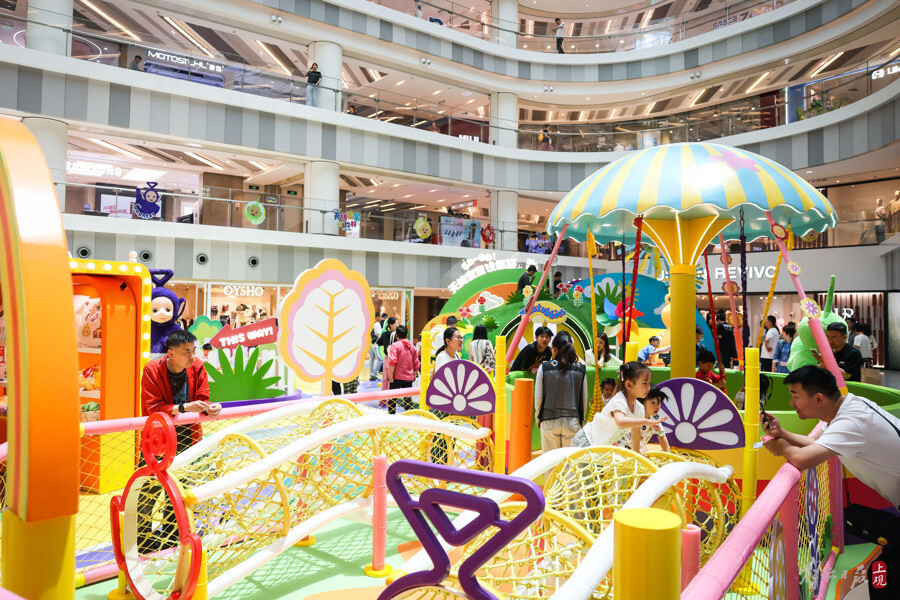 更有爬爬世界,蹦床,海洋球等区域打造专属小朋友们的童趣乐园