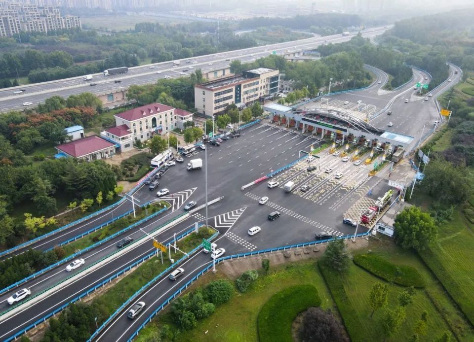 工作人员正在疏导进站车辆早晨8点半,中州大道连霍高速柳林站进站口的