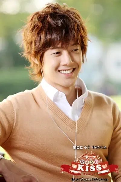 最近金贤重仍然活跃在韩国乐坛,可惜反响一直平平.