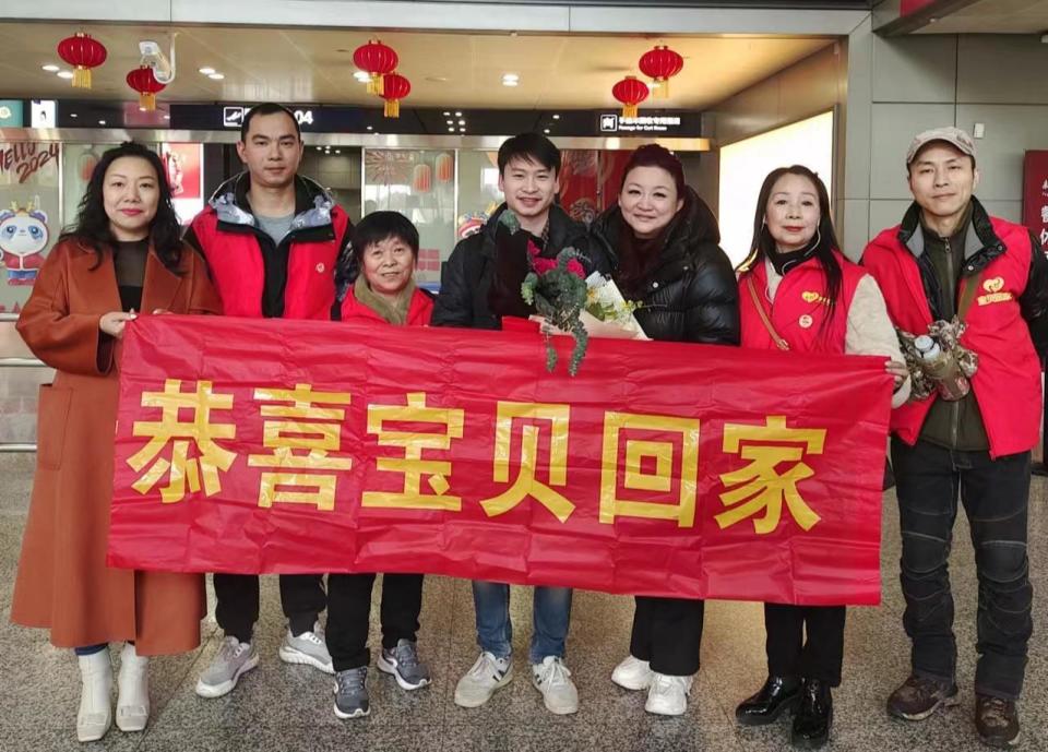 华裔小伙回国认亲：30年前在火车站走失，生父已去世多年，看到亲生母亲很心疼（组图） - 4