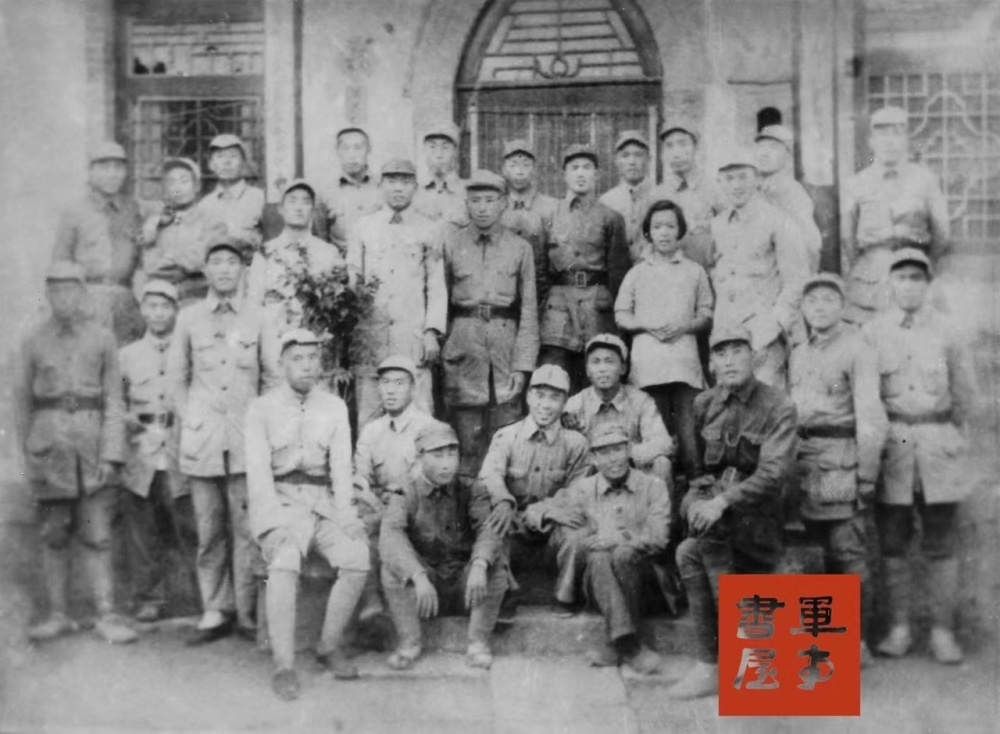 徐家祠堂的粮库该不该烧供给部长范惠与皮定均发生了一场激烈的争吵