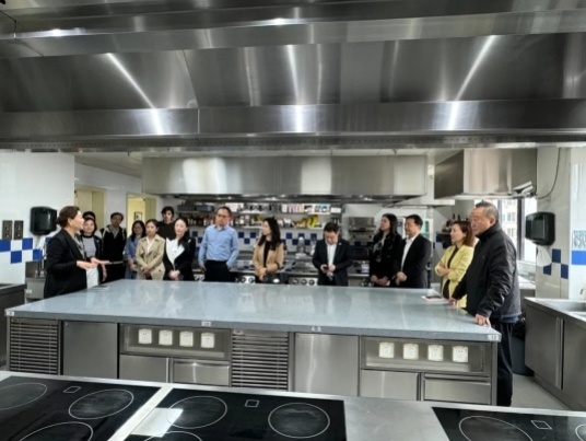 侨界人士走进上海蓝带 共话促进中法中外人文交流