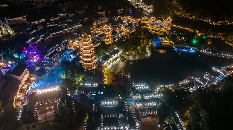 黔西南峰林布依景区:璀璨夜景美如画,流光溢彩醉游人