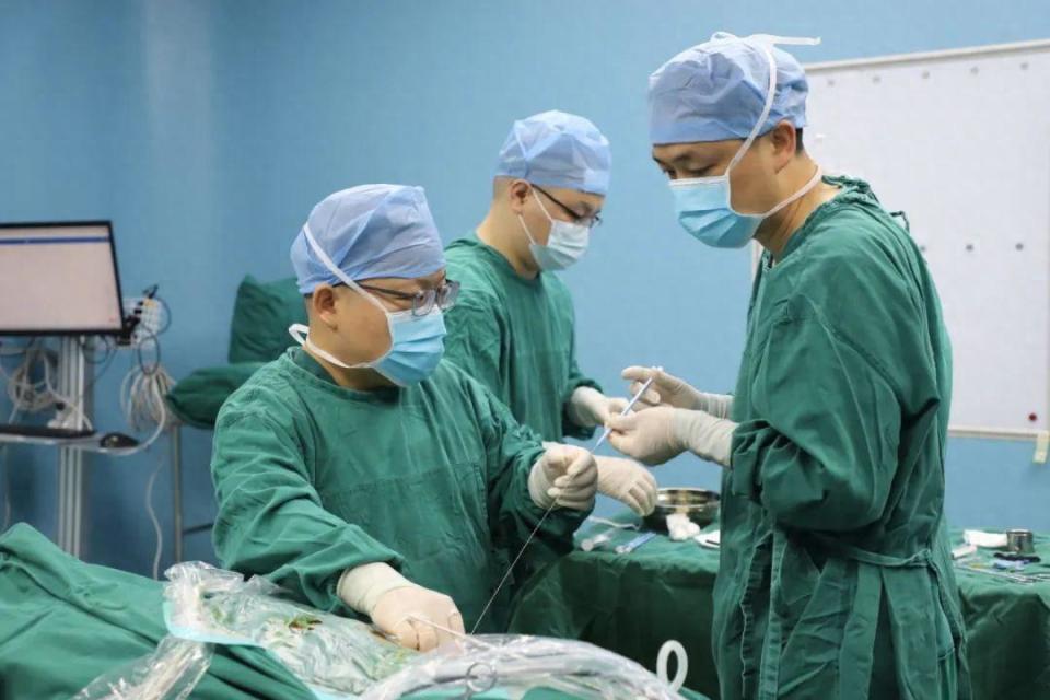 "激"碎顽石,"钬"出精彩!局麻经皮肾镜轻松去除男子体内顽石