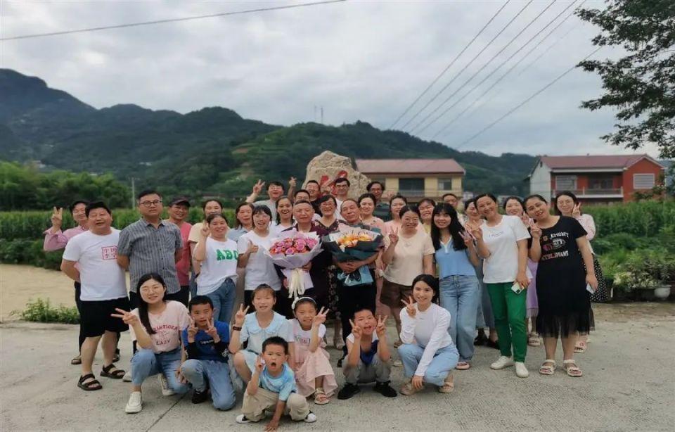 乡村教师使命光荣,责任重大覃瑶体会到了那一刻没有您,就没有我们的
