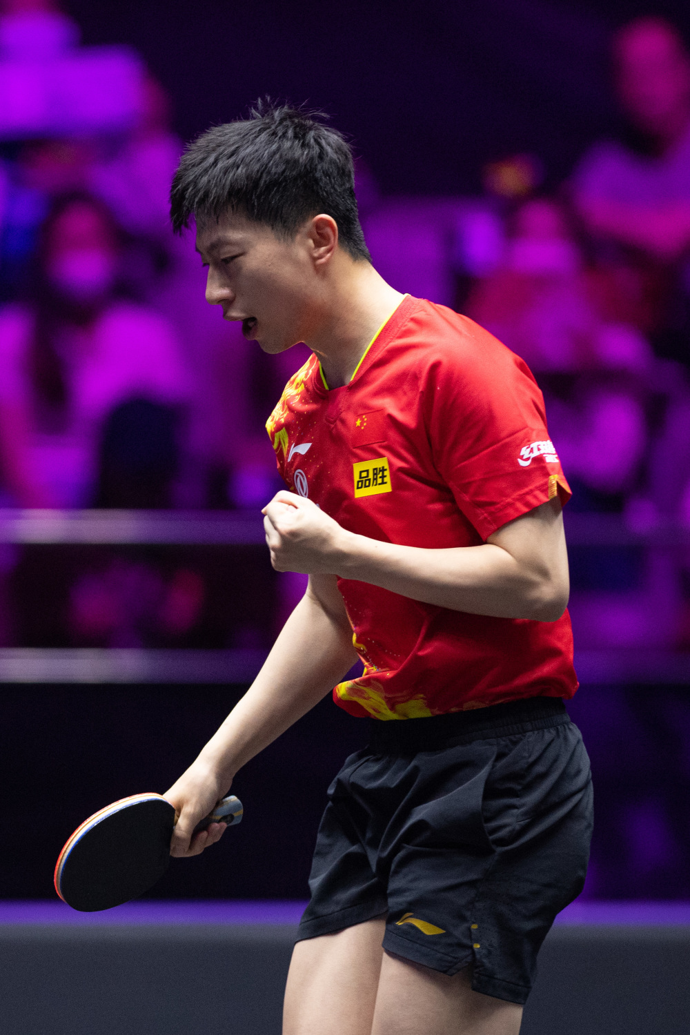 新华社记者 张金加 摄4月18日,中国选手马龙在比赛中回球.