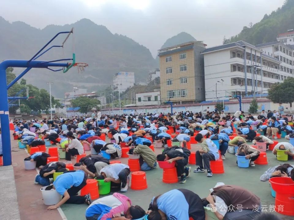 凌云县逻楼镇初级中学举行防溺水安全演练