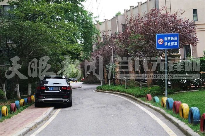 贵阳一小区消防通道长期被占!业主:不满停车服务_腾讯新闻