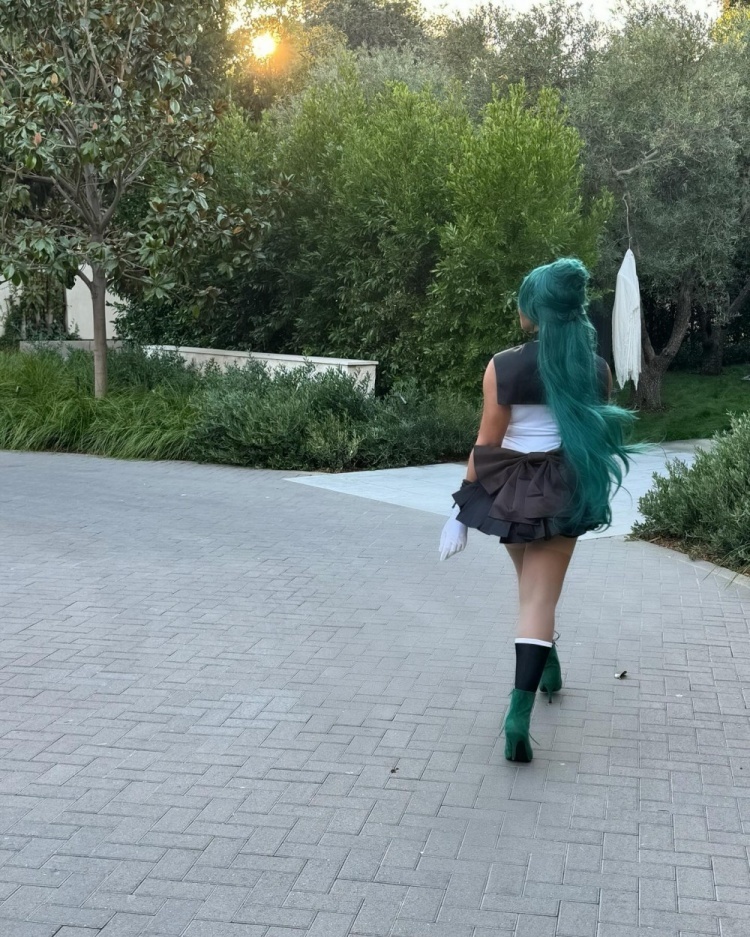 阿耶莎晒全家万圣节装扮:美少女战士和电力别动队