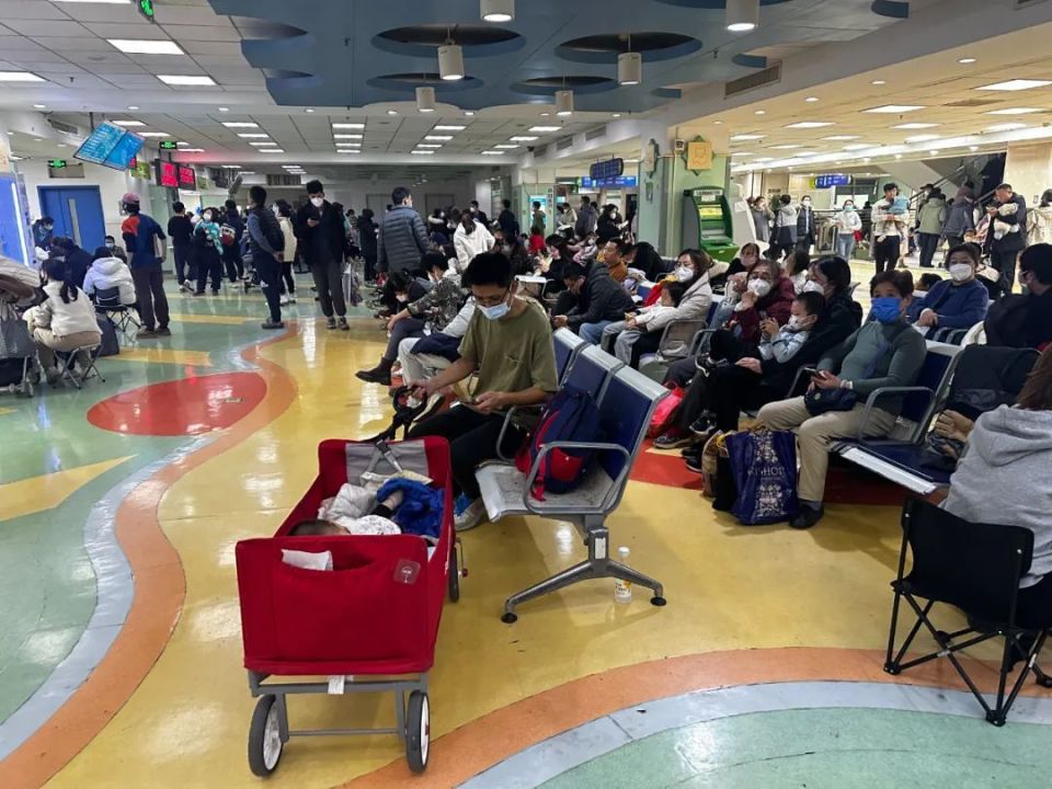 排队到1000多号!记者实拍北京儿童医院就诊高峰