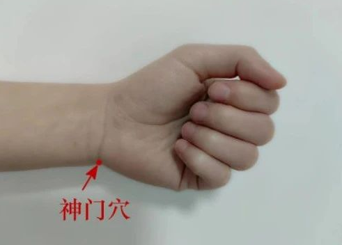 夏季湿热困身？三款茶饮+三式动作助你清湿热养心神