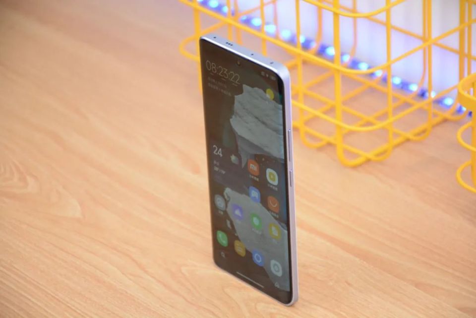 除了上述提到的一部分优势之外,实际上redmi note13pro 的屏幕确实不