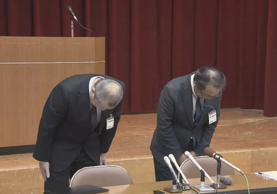 此类新闻层出不穷,日本政府代表不得不频繁对着镜头鞠躬谢罪.